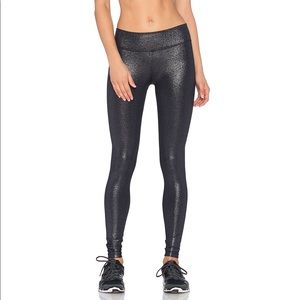 BEYOND YOGA SHIMMER LEGGING [BLACK & SILVER FOIL]